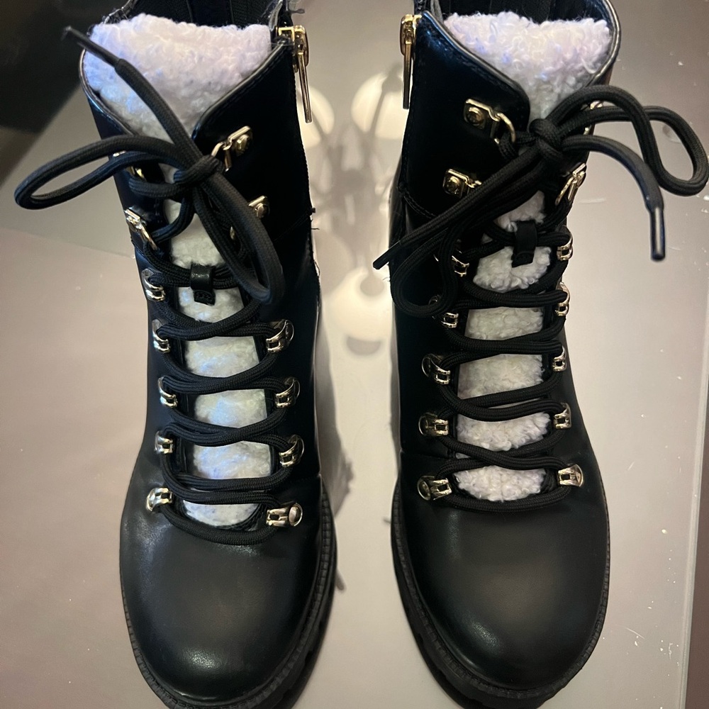 Tommy Hilifiger Boots size 6.5 in excellent condition worn a few times